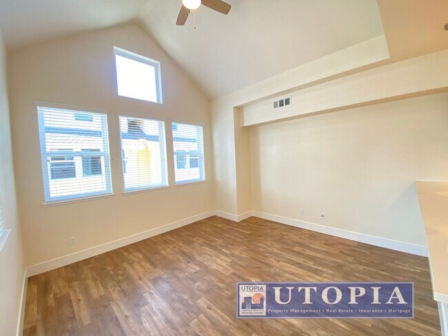Foto del edificio - Beautiful and Spacious 3-bedroom, 3.5-bathroom Townhouse Located in the heart of Seabright.