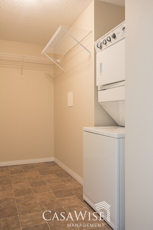 Photo du bâtiment - 7331-7331 South Terwillegar Dr NW