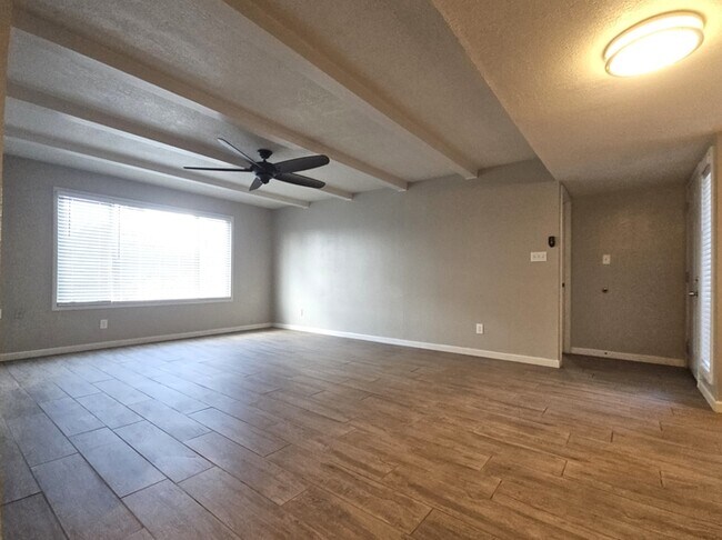 Foto del edificio - 3301 S Terrace Rd
