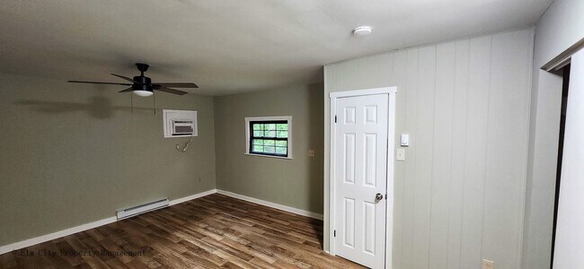 Building Photo - Newly Renovated 4-Bedroom Retreat on 12 Se...