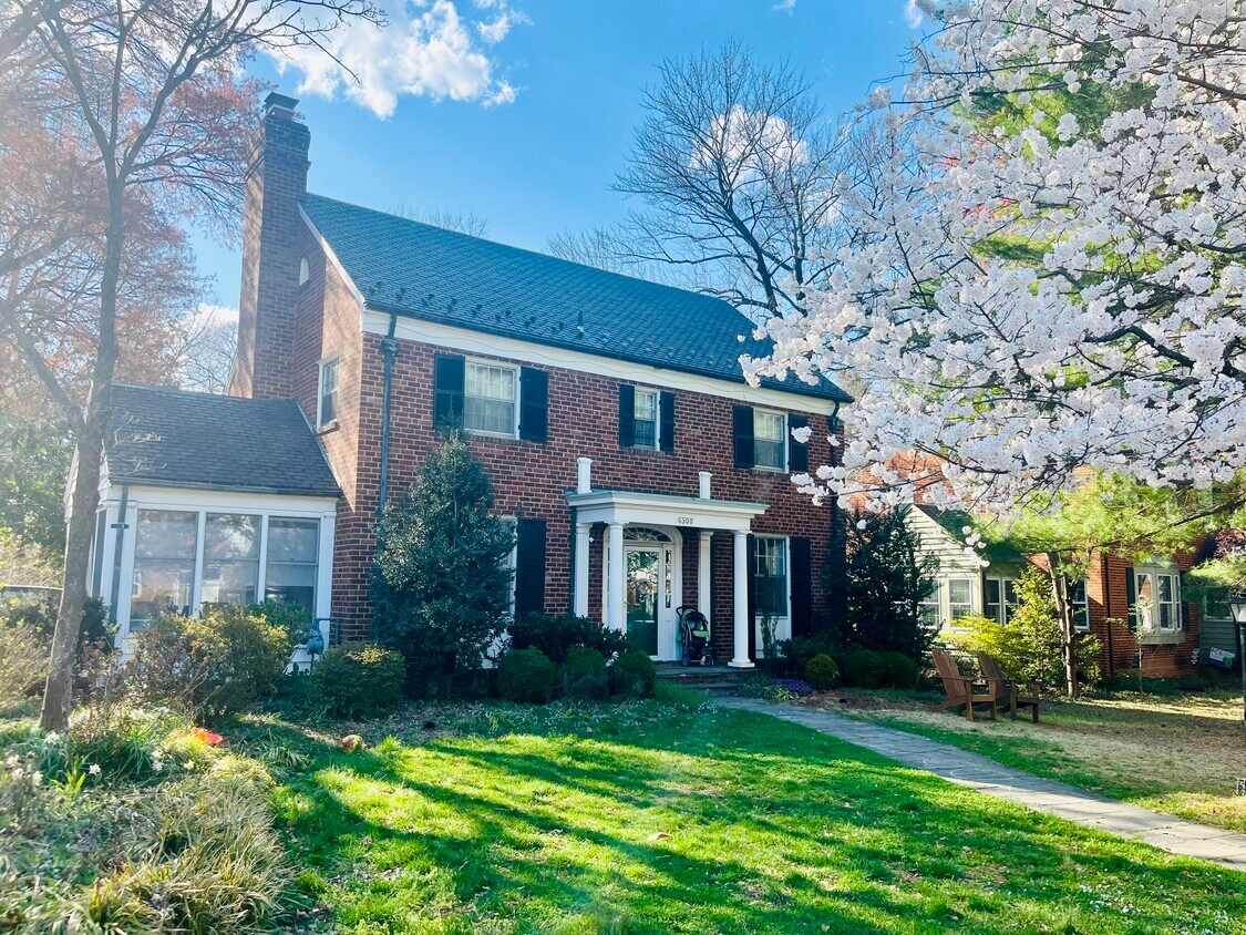 Foto principal - 6500 40th Ave