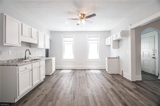Foto del edificio - 3121 W 11th St
