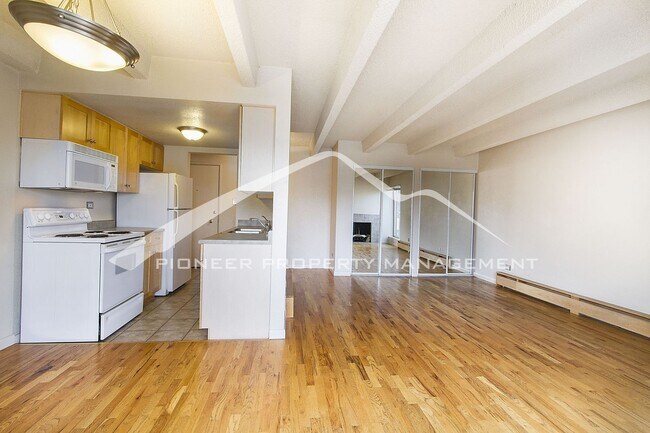 Foto del edificio - Cozy Condo with Assigned Parking Spot and Balcony