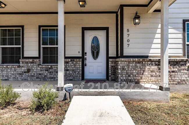 Foto del edificio - 5707 Midcrown Dr