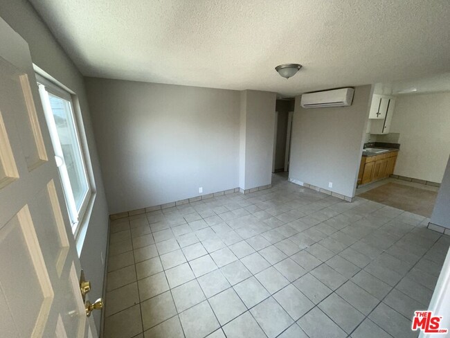 Building Photo - 623 Leonard Ave