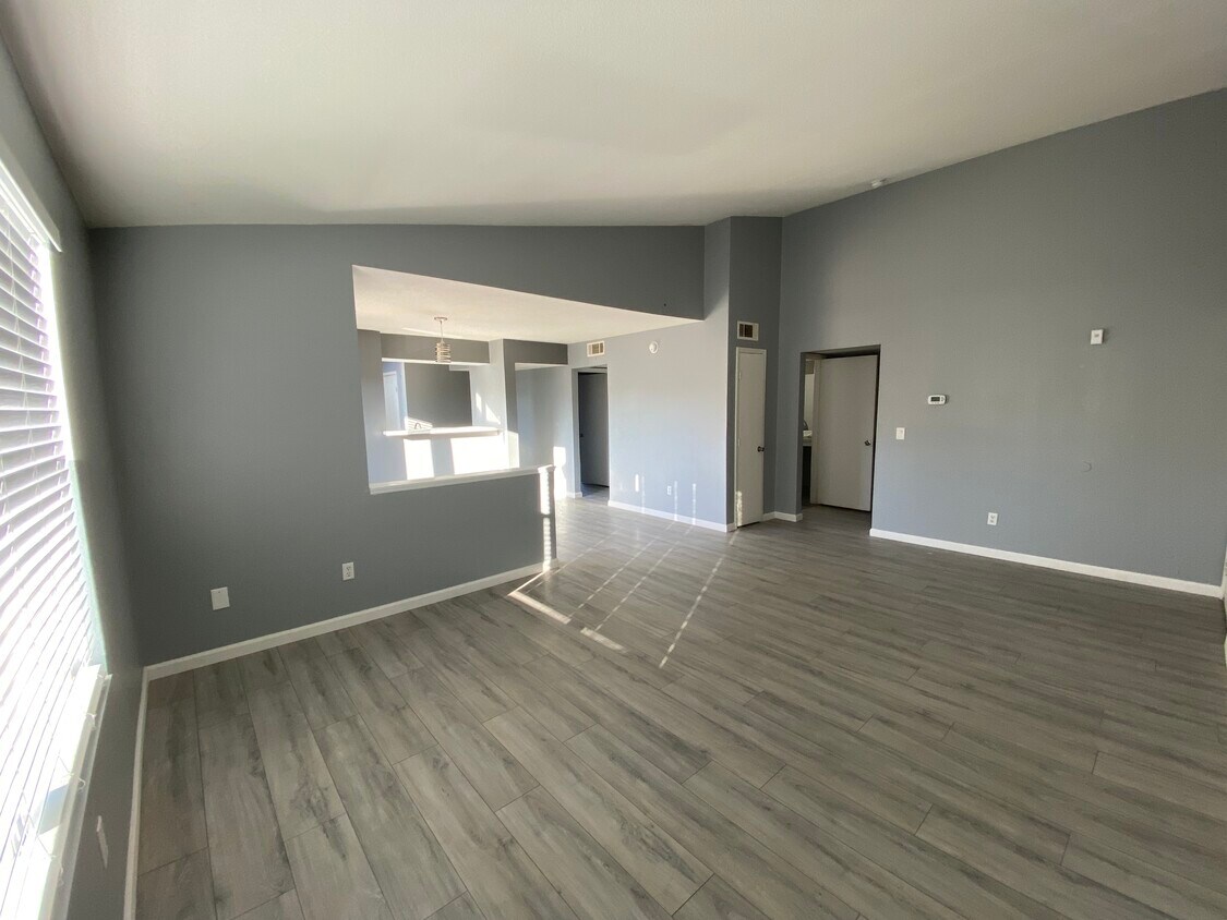 Living Area - 1150 N Buffalo Dr