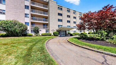Building Photo - 300 Park Terrace Dr