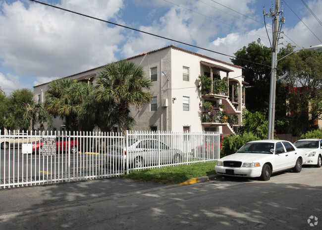 Spanish Villa Apartments - Airport View II