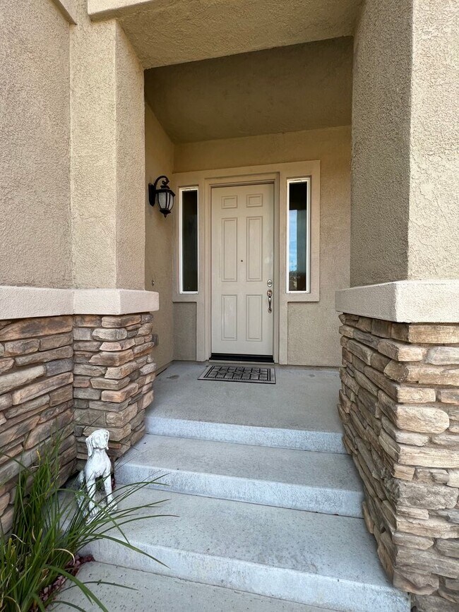 Foto del edificio - Desirable and Spacious 5-Bedroom Home in Empire Ranch!