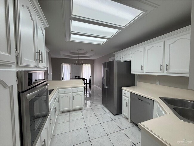 Building Photo - 13 Redbud E Ave