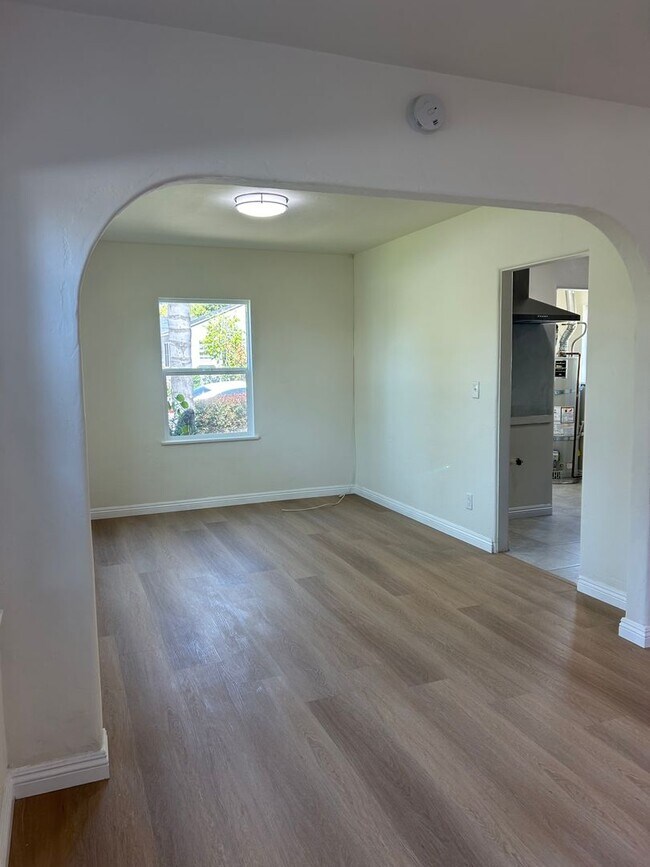 Building Photo - 230Holl
