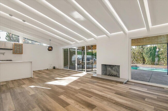 Foto del edificio - 6513 Corbin Ave