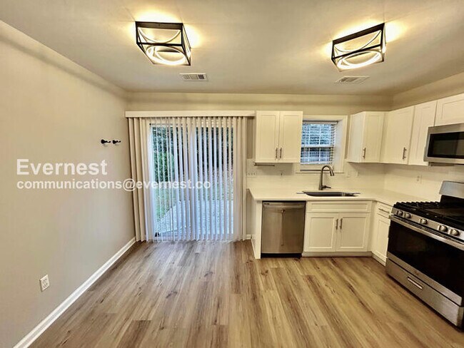 Foto del edificio - 2250 Winthrope Way Dr