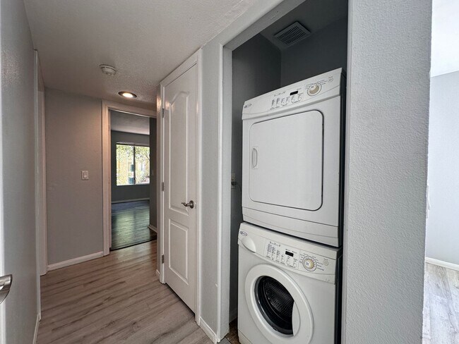 Foto del edificio - Updated 2 bed 2 bath Condo