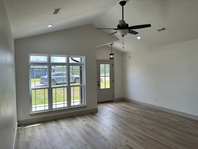 Foto del edificio - 3 Bedroom 2 Bath Built in 2025