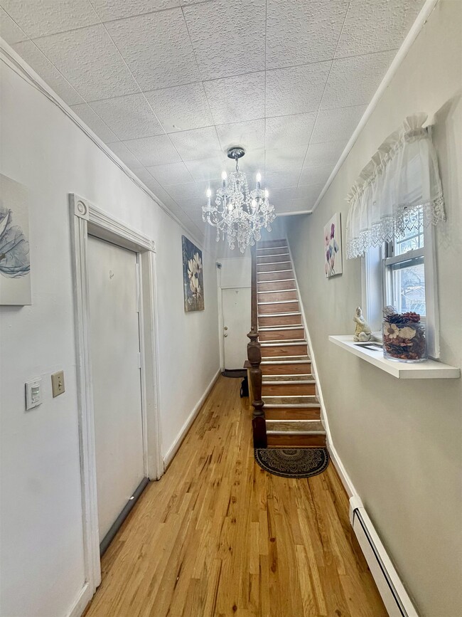 Building Photo - 212 Plainfield Ave