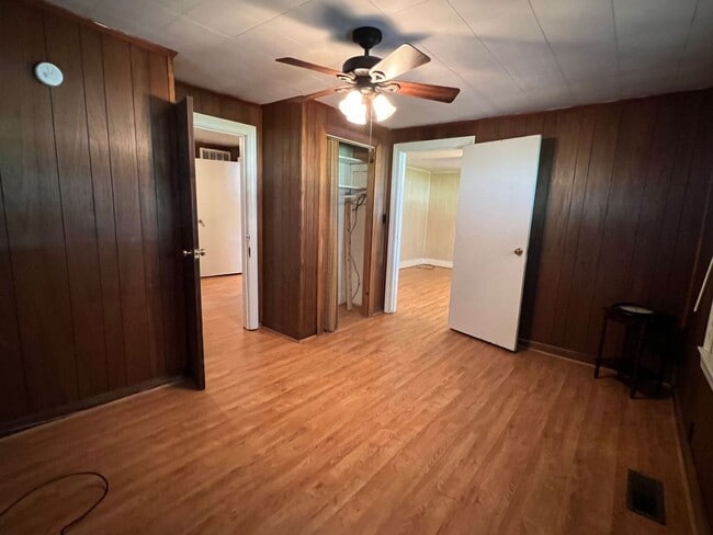 Building Photo - 3 bedroom, 1 bath House