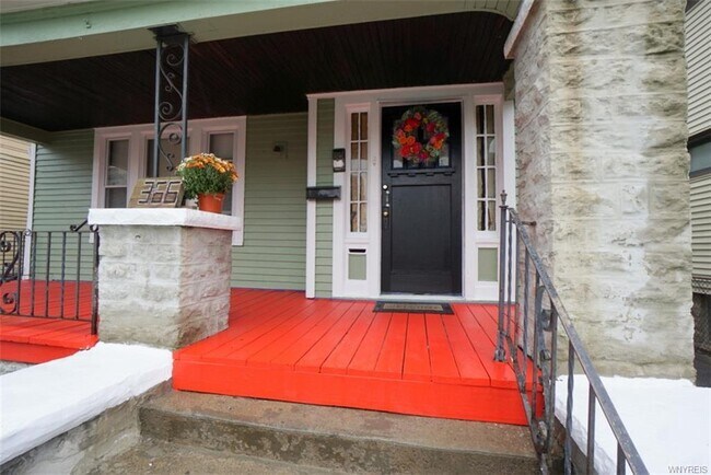 porche delantero - 366 E Ferry St