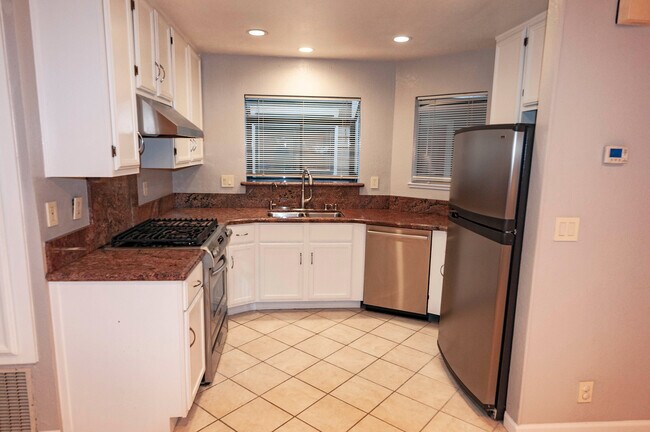 Building Photo - 131 Redding Road #C, 2 bedroom 2.5 bath 2 ...
