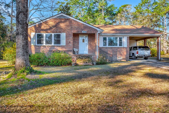 Building Photo - 3 Bedroom Classic Summerville Home!