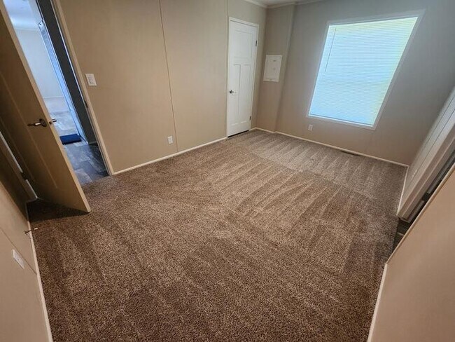 Building Photo - 2 Bedroom/1 Bathroom Mobile Home