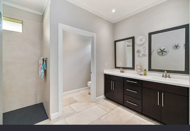 Building Photo - 271 12th Ave NE