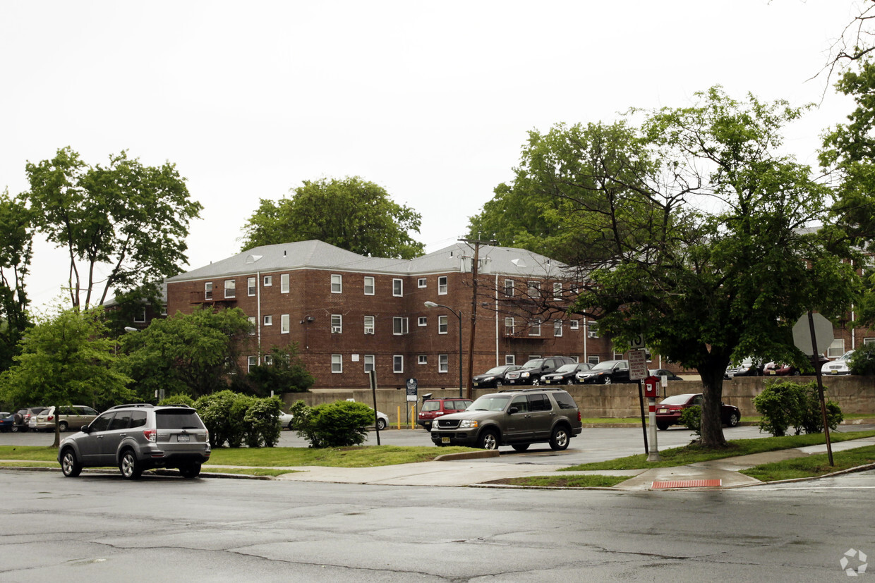 Building Photo - Teaneck Gardens