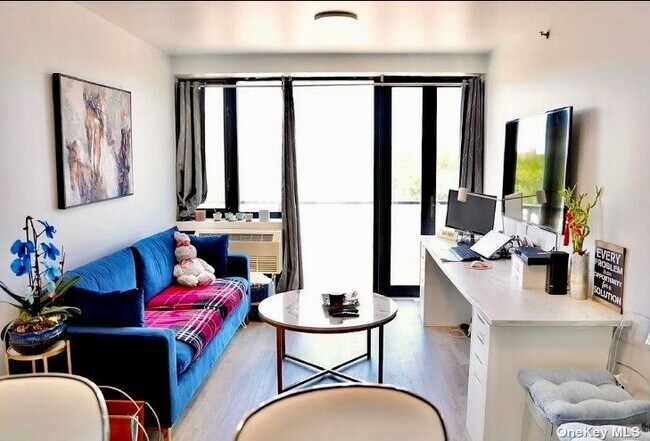 Foto del edificio - 60-70 Woodhaven Blvd