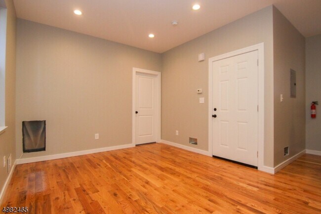 Building Photo - 682 N 8th St