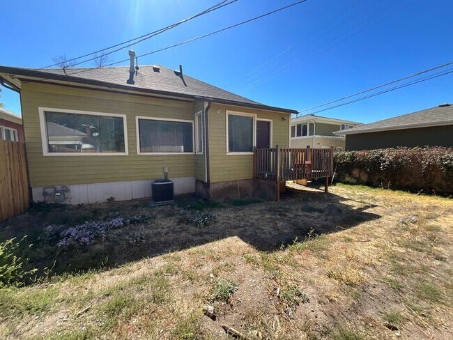 Foto del edificio - 3 bedroom 2 bath 1 car garage Home- Small ...