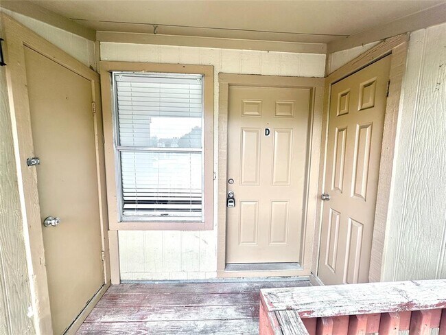 Building Photo - 9808 Roxanna Dr