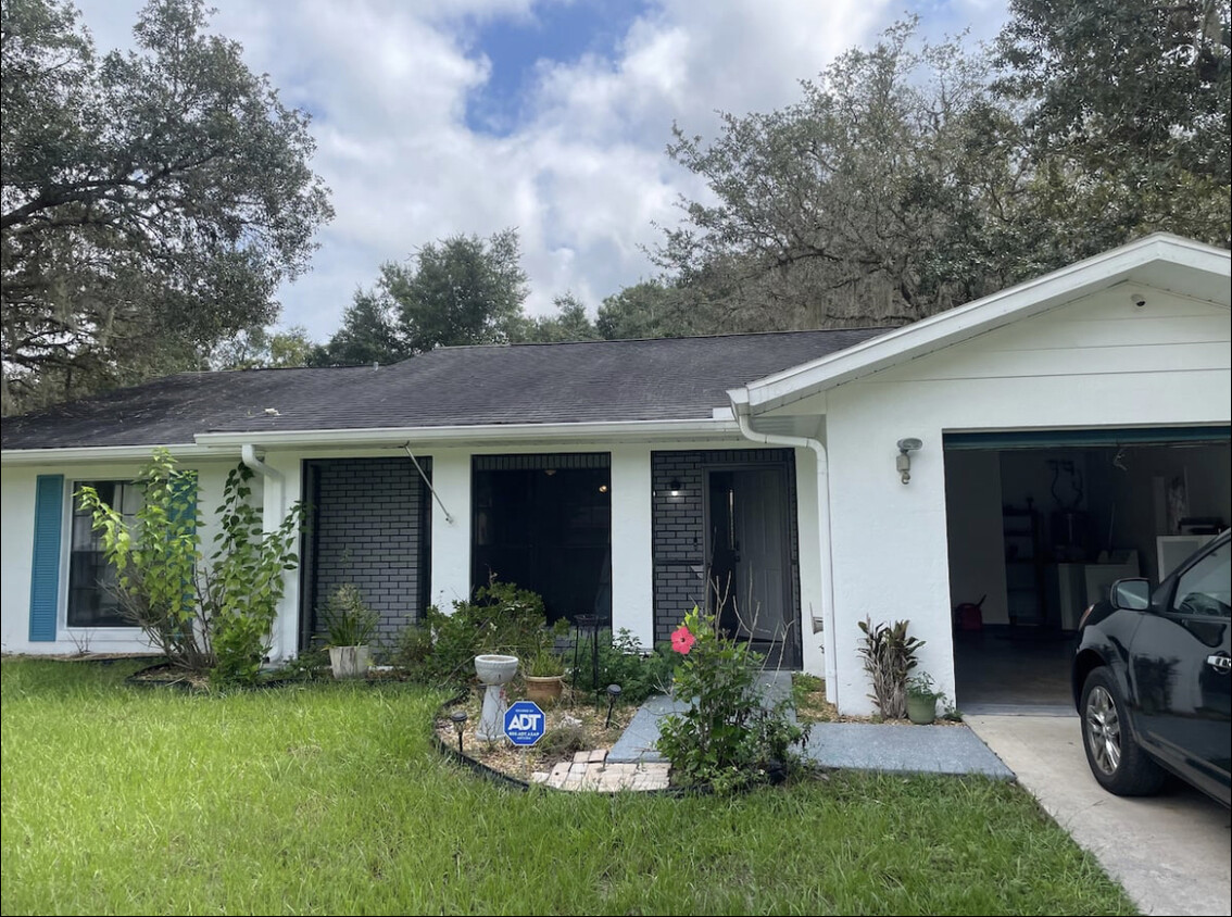 Cheerful house with Garage, front and backyard. - 1165 N Commerce Ter