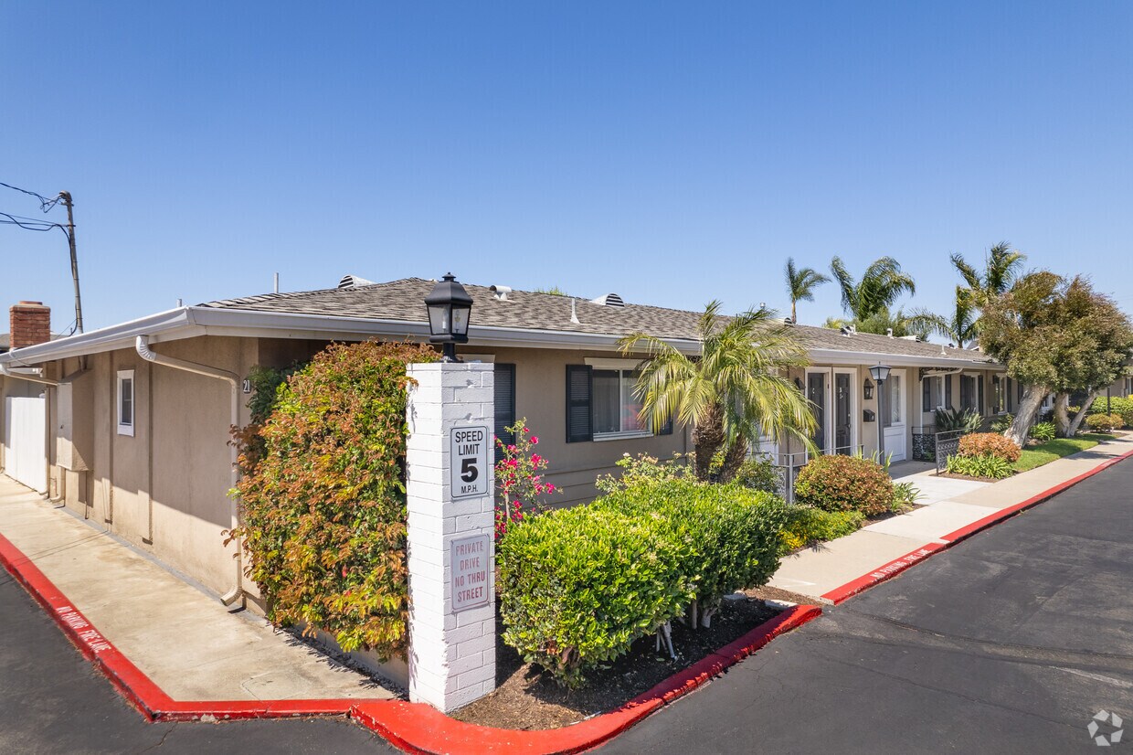 Primary Photo - 1741 Tustin Ave