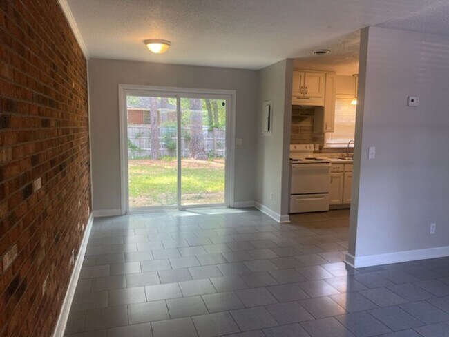 Foto del edificio - 230 W Manchester Rd