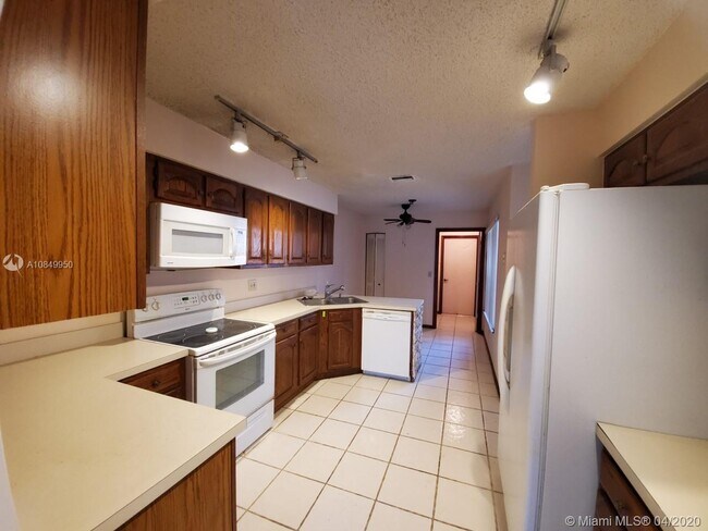 Building Photo - 10832 Cypress Glen Dr