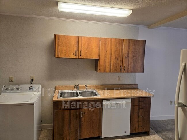 Building Photo - 10 Fountain Cir