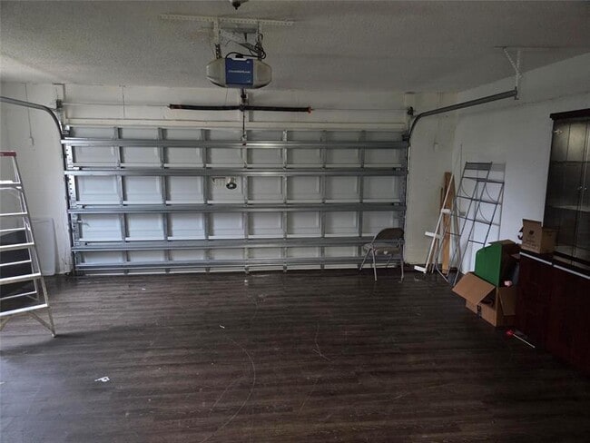 Building Photo - 7000 SW 39th Ct