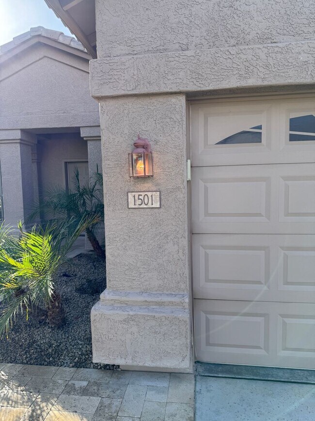 Foto del edificio - Stunning 4 Bedroom/2 Bath Water Front Home...