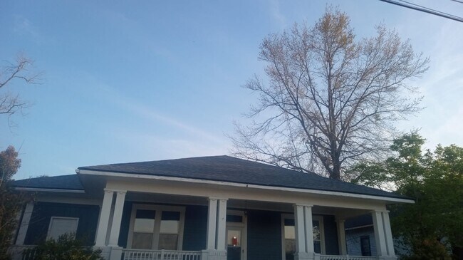 Foto del edificio - 311 Jl Lomax Dr