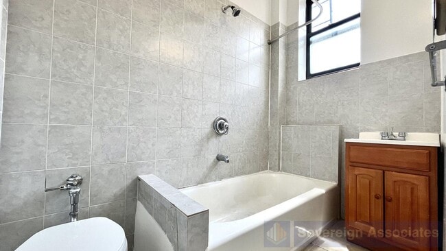 Building Photo - 45 Tiemann Pl