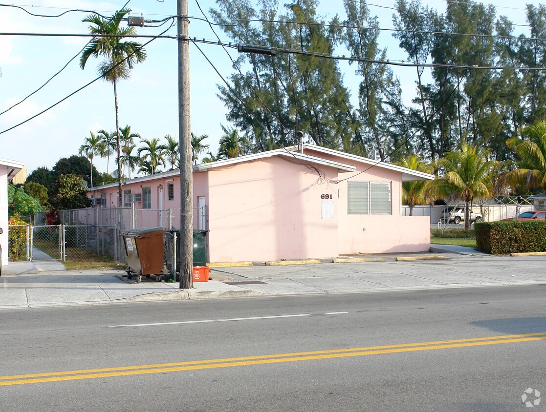 Foto del edificio - 691 E 21st St