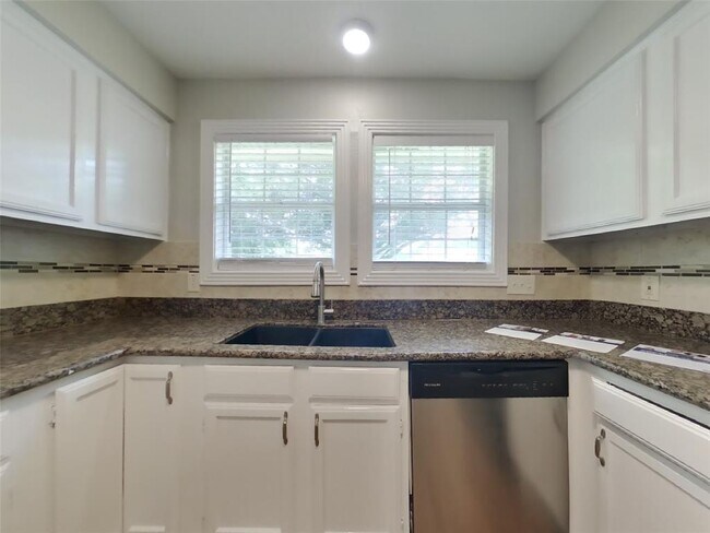 Building Photo - 2824 Sugar Wood Dr