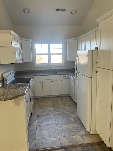 full kitchen view - 34703 Villa Cir