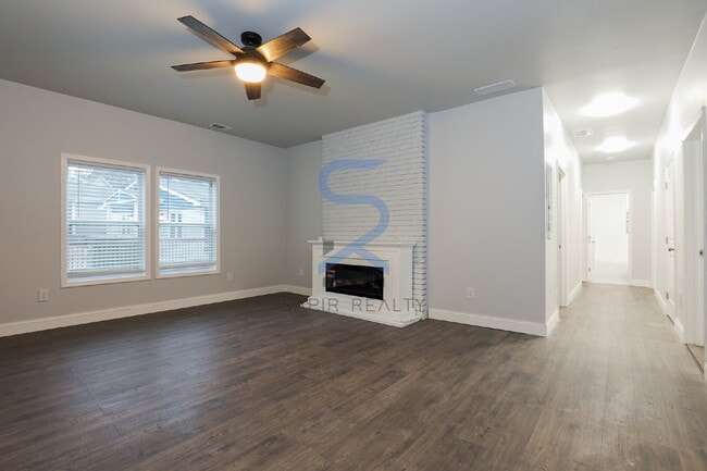 Foto del edificio - Move in before January 15th and choose your reward: a $250 Amazon Gift Card or a 55" Smart TV!