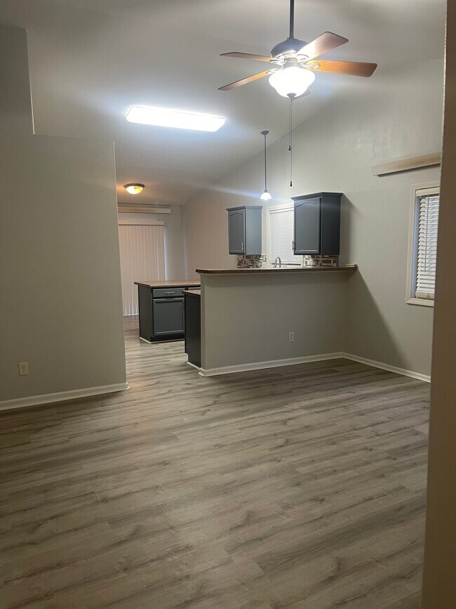 Foto del edificio - 1351 E Oakland St