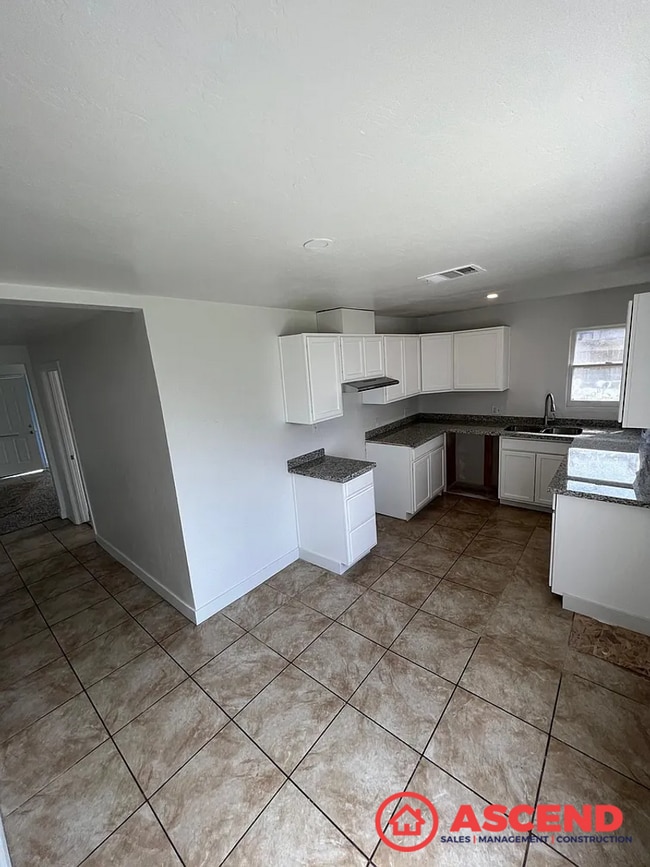 Building Photo - Spacious 3BD/1.5BA Home in Bakersfield's 93308 — Garage, Water Included & Small Pets Welcome!