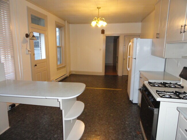 Building Photo - 1st Floor 2 Bedroom Apt in Central School ...