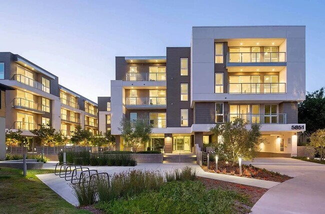 Foto del edificio - 8820 Belford Ave