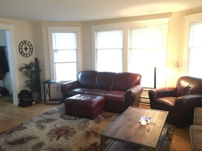 Foto del edificio - 327 Garfield Ave NW