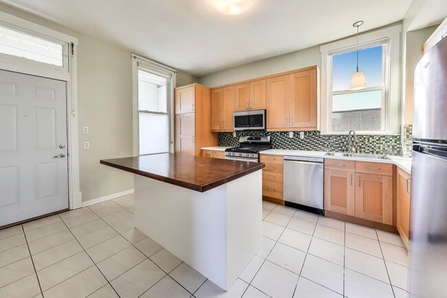 Building Photo - 2733 N Mozart St